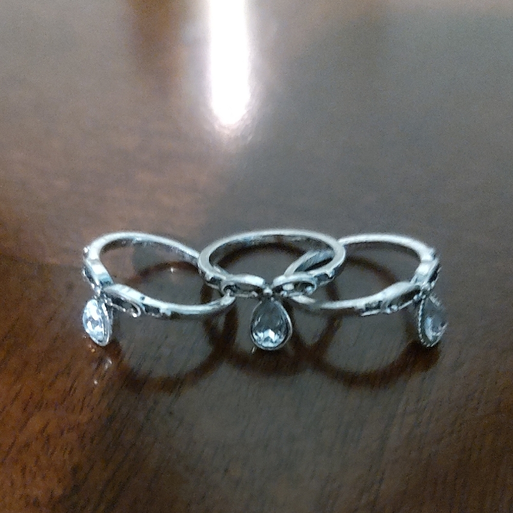 Elegant Silver Teardrop Ring Set